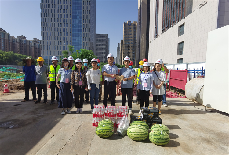 62bd6bfc6f73e.jpg 副總經(jīng)理送清涼.jpg